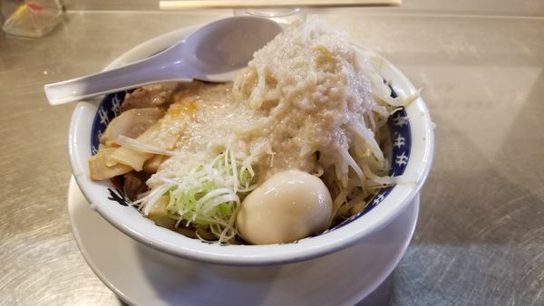 「まぜそば850+ﾁｬｰｼｭｰ150+脂増し増し」@ラーメン大 堀切店の写真