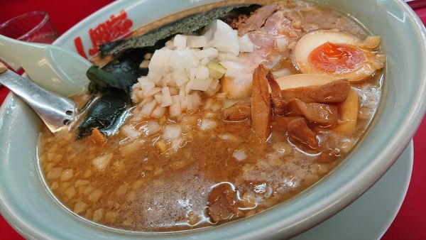 「プレミア醤油とんこつ 味玉セット」@山岡家 川島店の写真