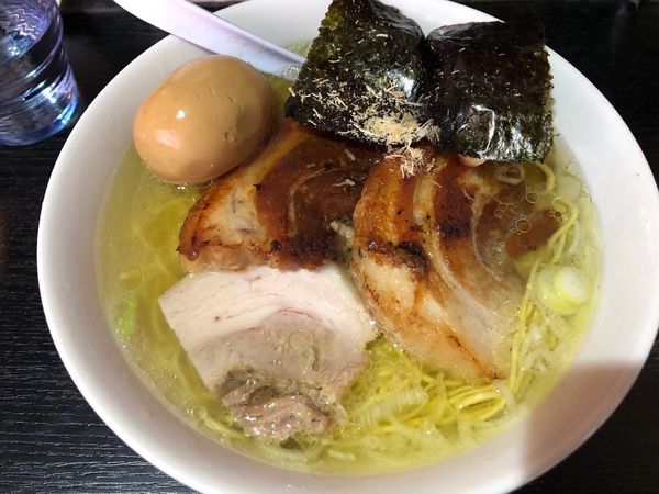 「塩チャーシューそば＋味玉」@塩そば 桑ばらの写真