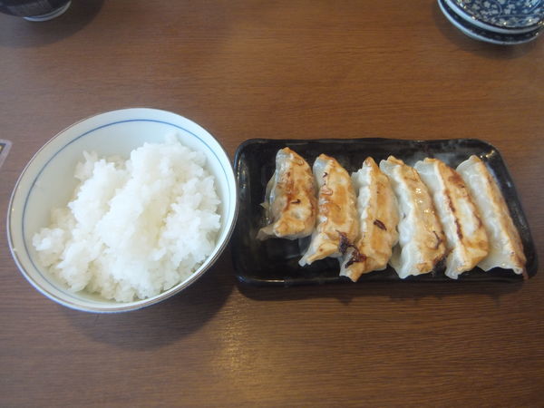 「餃子290円(麺類と一緒に頼んで半額145円)＆消費税」@麺家 一徹 本店の写真