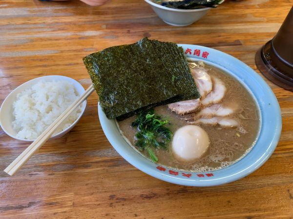 「チャーシュー麺中盛 950円 味玉 100円 ランチライス 15」@六角家 本店の写真