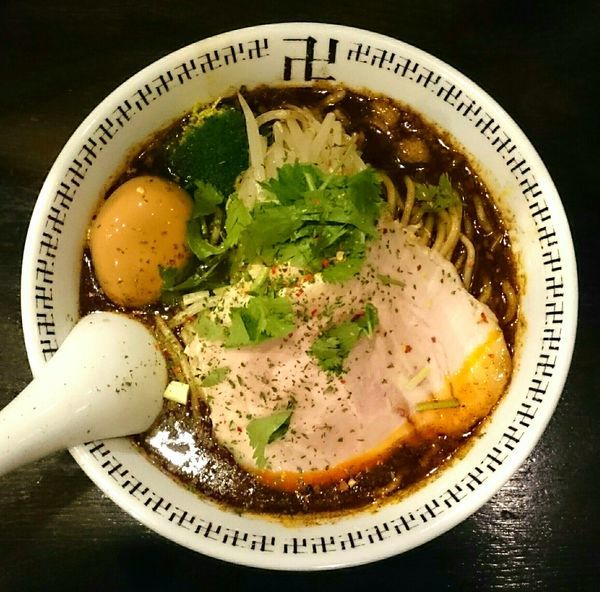 「スパイスラー麺 味玉 にんにく(しょうが入り)」@スパイス・ラー麺 卍力の写真