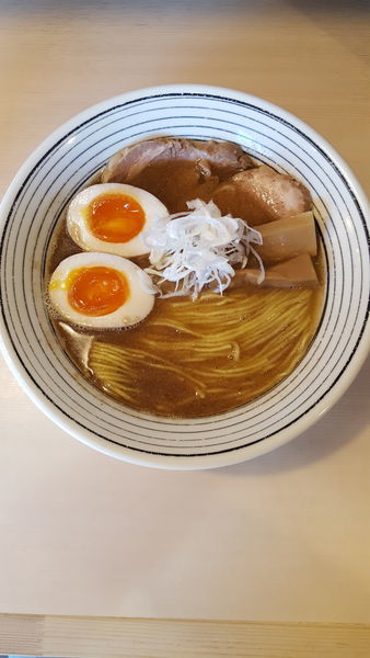 「超煮干しラーメン　味玉」@煮干しらぁめん 猫トラ亭の写真