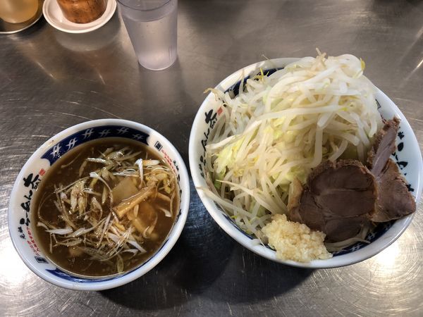 「つけ麺 熱盛り(野菜マシ・ニンニク増し・カラメ)800円」@ラーメン大 下高井戸店の写真