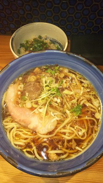 「ザ・正油ラーメン＋背油ライス」@自家製麺 啜乱会の写真