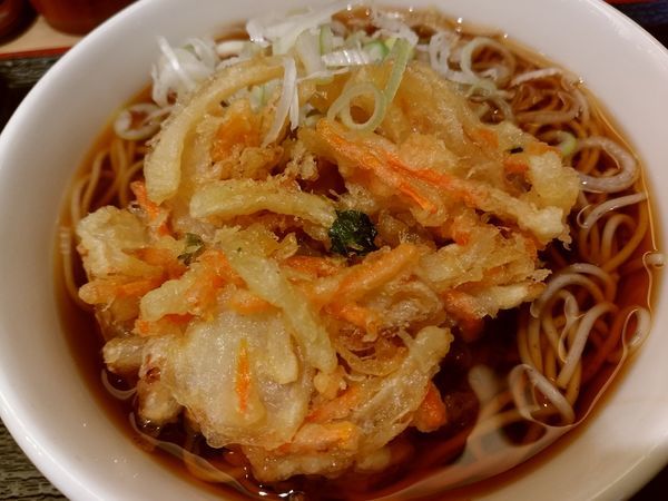 「天ぷらそば420円」@いろり庵きらく グランスタ丸の内店の写真