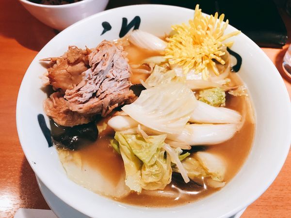 「野菜たっぷりラーメン&赤飯(梅干のせサービス)1000円＋レバニ」@食堂酒場 Graciaの写真