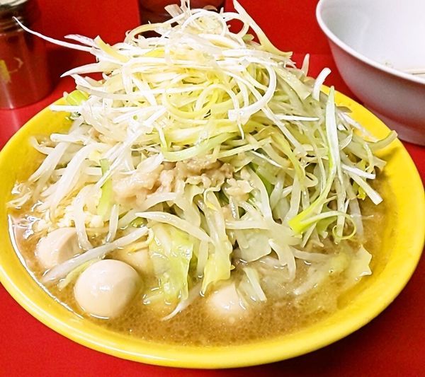「小ラーメン（麺少なめ）＋生卵＋味ネギ＋うずらの卵」@ラーメン二郎 茨城守谷店の写真