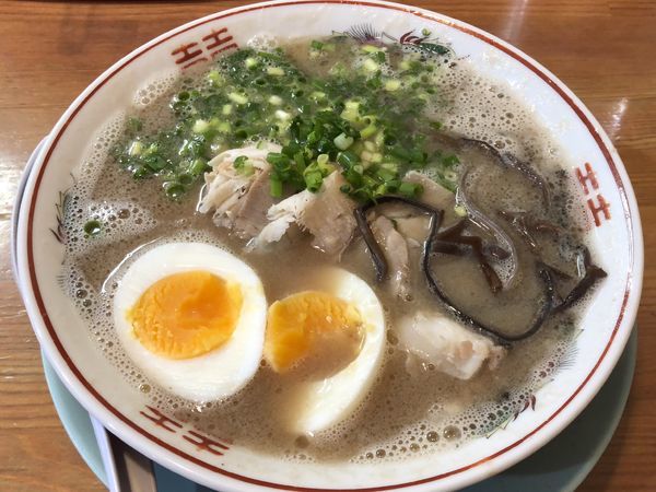 「ゆで玉子入りラーメン」@しぇからしか 梅田店の写真