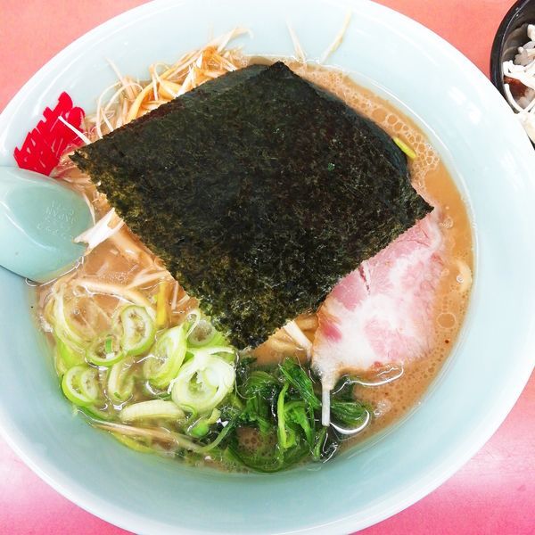 「醤油ラーメン（多め）　白髪ネギ（クーポン）」@ラーメン山岡家 上尾店の写真