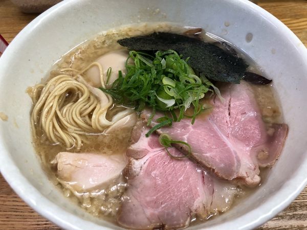 「【期間限定】特製豚骨ラーメン900円、背脂トッピング50円」@麺や 福一の写真