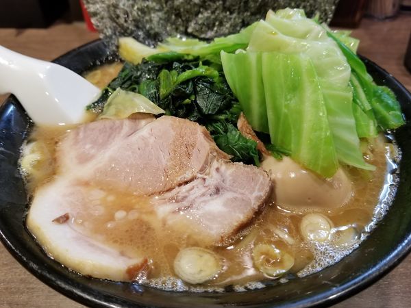 「味玉らーめん(並盛)＋キャベツ＋ホウレン草」@麺達 うま家の写真