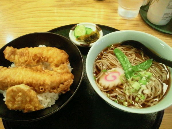 「Aランチ（イカ天丼とお蕎麦）700円」@マルイチ 神田軒の写真
