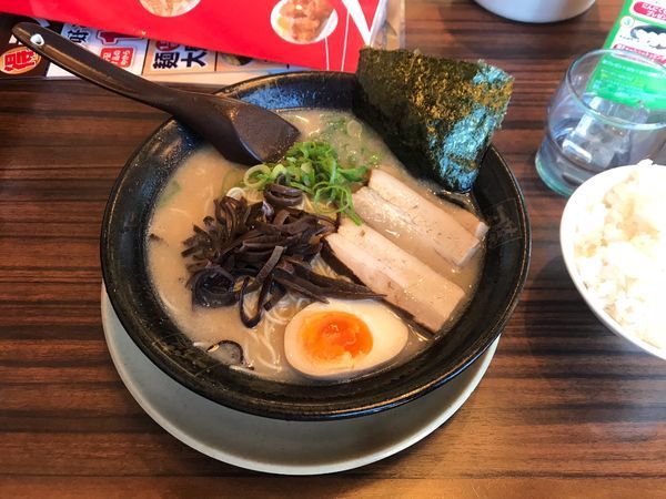 「コク旨とんこつ温厚ラーメン 890円ランチ時各種サービス有り」@藤一番 小牧インター店の写真
