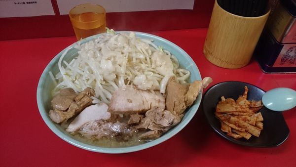 「大ブタ入り・メンマ(ヤサイアブラ)￥１０００」@ラーメン二郎 新宿歌舞伎町店の写真