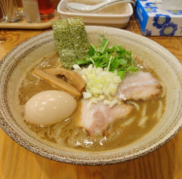 「魚介豚骨らーめん 味玉 中盛」@麺屋くおん 上里店の写真