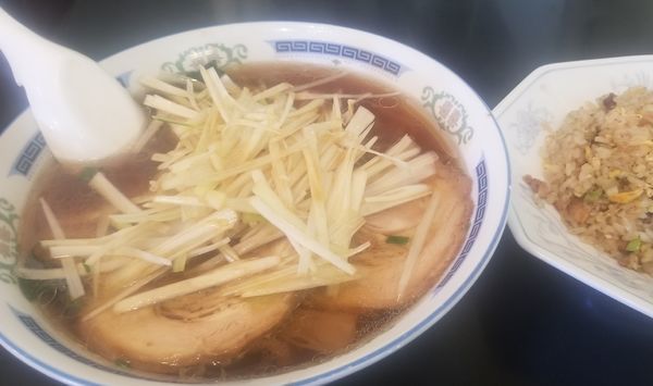 「ねぎチャーシュー麺＋チャーハン(少)」@峠のラーメンの写真
