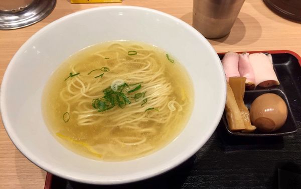 「淡麗鶏そば(塩)＋半熟味玉」@松戸富田製麺 ららぽーとTOKYO-BAY店の写真