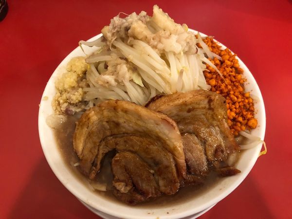 「ラーメン ヤサイマシ ニンニクマシ アブラ カラアゲ 豚一枚」@鷹の目 獨協大学前本店の写真