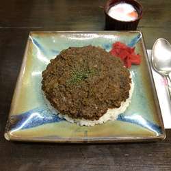 ドライカレー＋温泉玉子