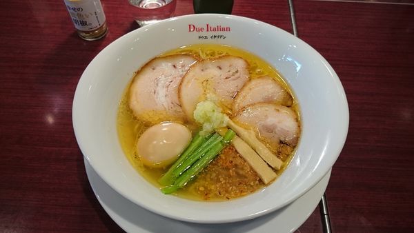 「具だくさん塩らぁめん」@黄金の塩らぁ麺 due Italian 市ヶ谷店の写真