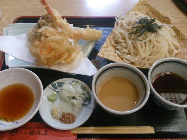 「もりうどん 二色つゆ(胡麻・醤油)+天ぷら」@元祖 田丸屋の写真