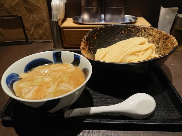 「粗びきワンタンつけ麺(大盛)」@三ツ矢堂製麺 狛江店の写真