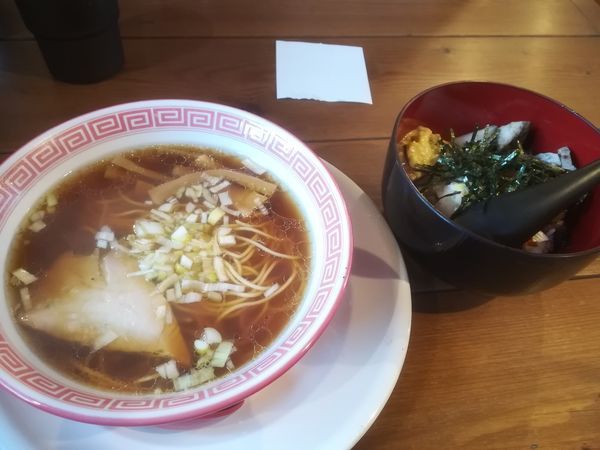 「中華そば（ミニサイズ）＋炭火焼豚まぜご飯」@麺切り 白流の写真