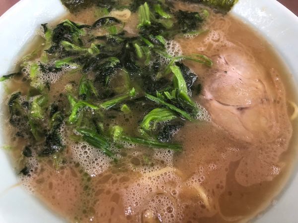 「ラーメン（中）＋ほうれん草増し」@本牧家 本店の写真