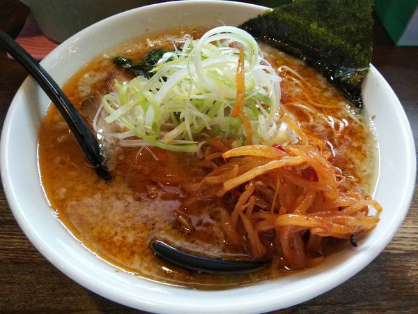 「とん赤　：細麺　（大盛り）　＋辛モヤシ：サービス」@信州麺屋 とんずら －カエン－の写真