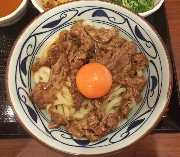 「月見牛すき釜玉（大）590円」@丸亀製麺 米沢店の写真