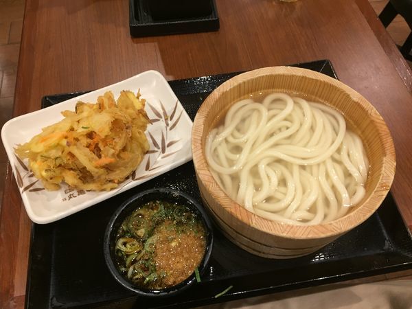 「釜揚げうどん(並)¥290+野菜かき揚げ¥130」@丸亀製麺 新越谷VARIE店の写真