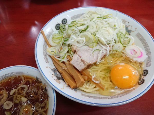 「油そば650円＋ネギ盛100円＋生玉子＋スープ各50円」@珍々亭の写真
