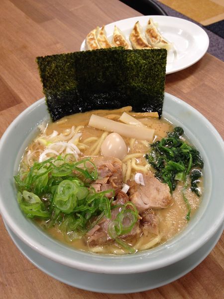 「濃厚豚骨ラーメン 並 730円」@横浜ラーメン たつの家の写真