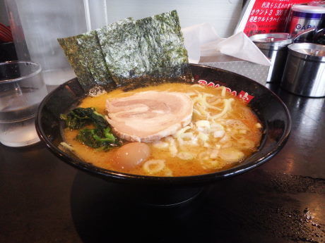 「豚骨醤油らーめん」@BOMBA家 湘南台本店の写真