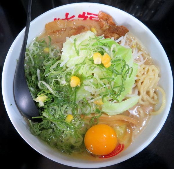 「徳島中華そば＋ネギ＋サービス野菜マシ（820円）」@徳福 八幡店の写真