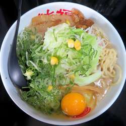 徳島中華そば＋ネギ＋サービス野菜マシ（820円）