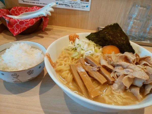 「濃厚鶏白湯の肉玉そば 大盛 （期間限定）」@麺処つむじの写真