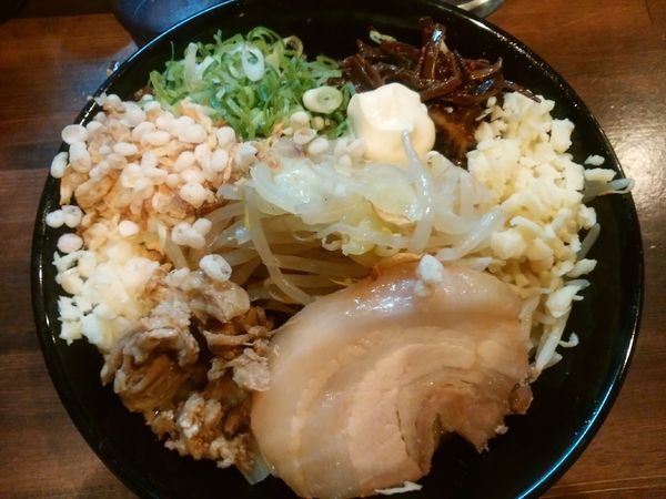 「汁なし」@ガチ盛りラーメン アオイローの写真