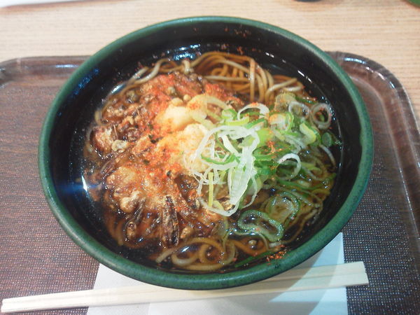 「かき揚げそば 680円」@ANA FESTA バスラウンジフードショップの写真