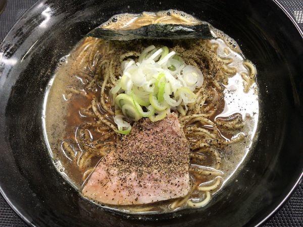 「乱BLACK＋和え玉(塩)」@煮干乱舞 八木崎店の写真