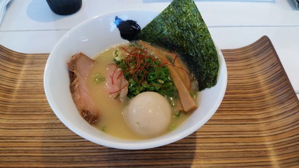 「濃厚鶏白湯」@麺心 風見鶏の写真