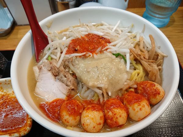 「味噌ラーメン(野菜大盛)800円＋チンピラ玉子150円」@味噌麺処 楓の写真