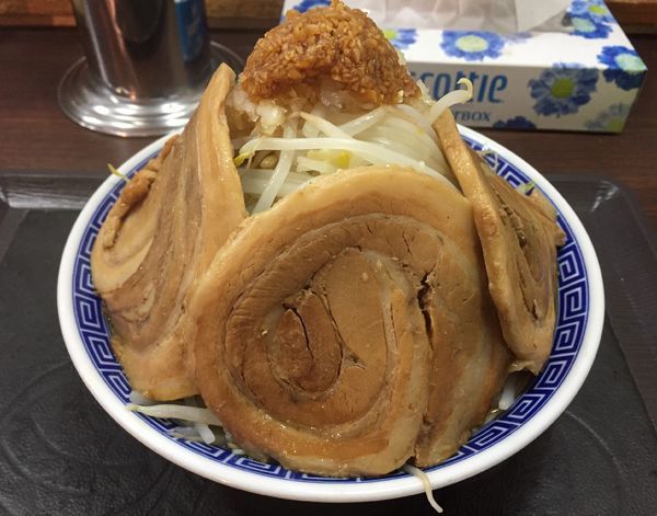 「ラーメン(ニンニクアブラマシ)＋小豚(豚2枚)」@山勝角ふじ 二十世紀が丘店の写真