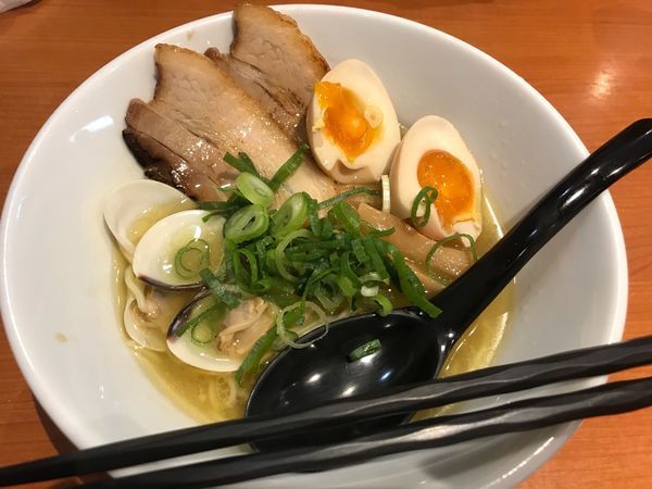 「味玉鶏KOHAKUラーメン【850円】」@ラーメン十二分屋 草津店の写真