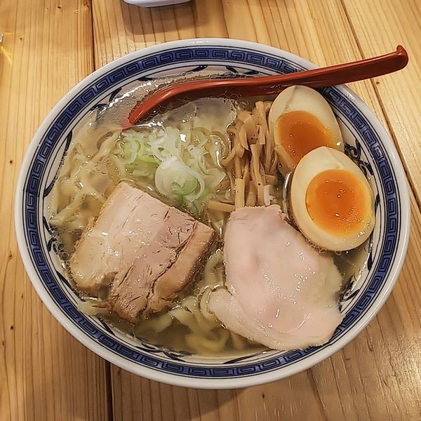 「【限定】白醤油の中華そば＋味玉」@くじら食堂 nonowa東小金井店の写真
