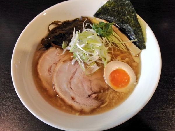 「きまぐれ限定 鶏だし×ミジュン 背脂中華そば」@麺屋 シロサキの写真