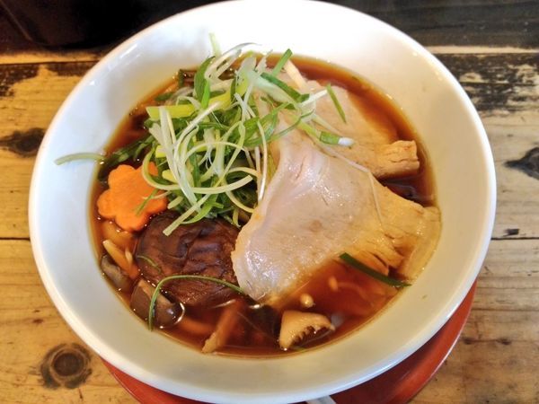 「期間限定 秋のきのこそば（醤油）」@麺や偶 もとなり 銘苅店の写真