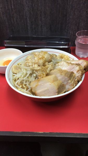 「ラーメン中 豚増し2枚 生卵」@ラーメン山崎の写真