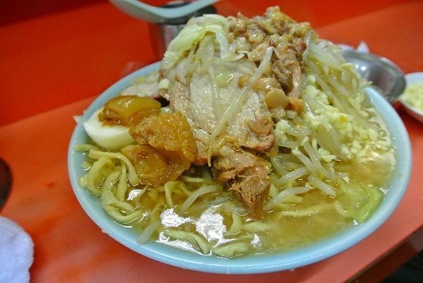 「ラーメン850円ちょいアブラちょい野菜ニンニク多め生卵60円」@ラーメン富士丸 神谷本店の写真